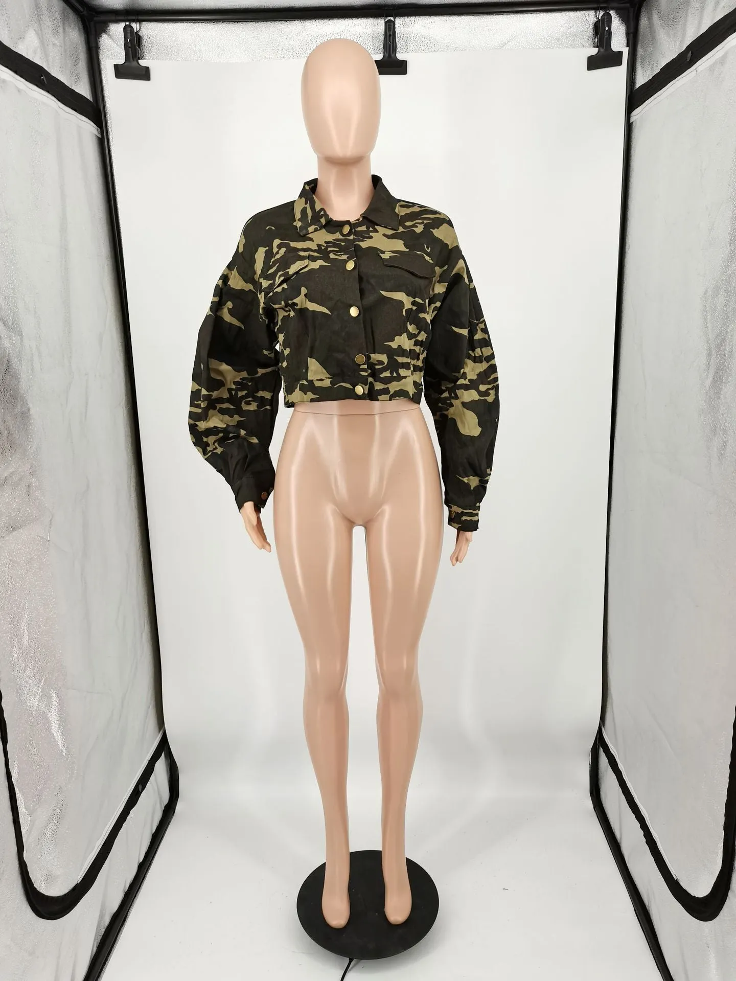 MB Fashion Cropped Button-Up Jacket with Camouflage Print 212AT
